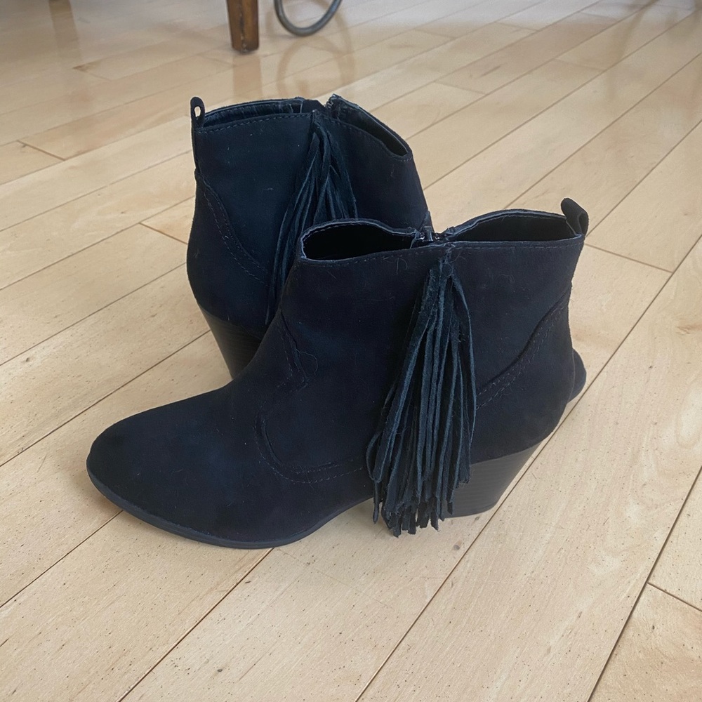 EXPRESS ANKLE FRINGE BOOTIES